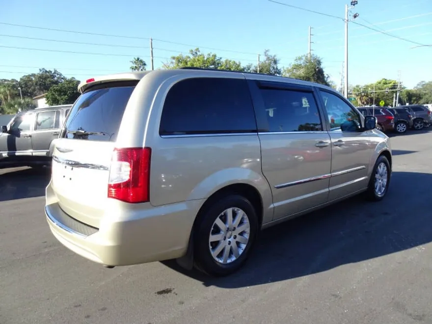2011 Chrysler Town & Country photo 1