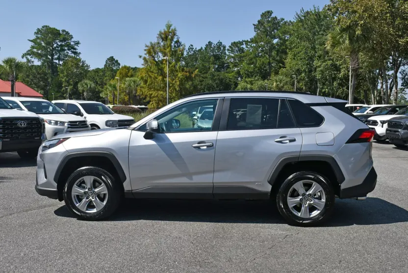 2024 Toyota RAV4 Hybrid XLE photo 1