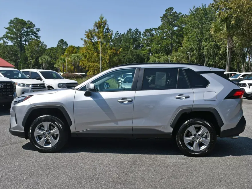 2024 Toyota RAV4 Hybrid XLE photo 1