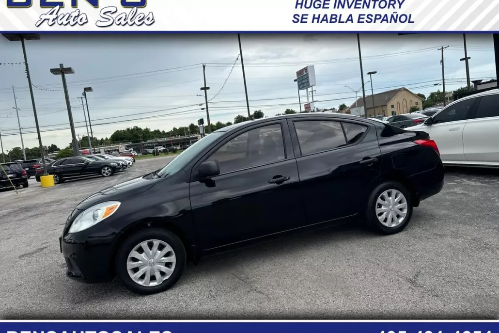 2013 Nissan Versa 1.6 S photo 1