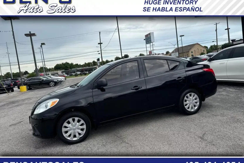 2013 Nissan Versa 1.6 S photo 1