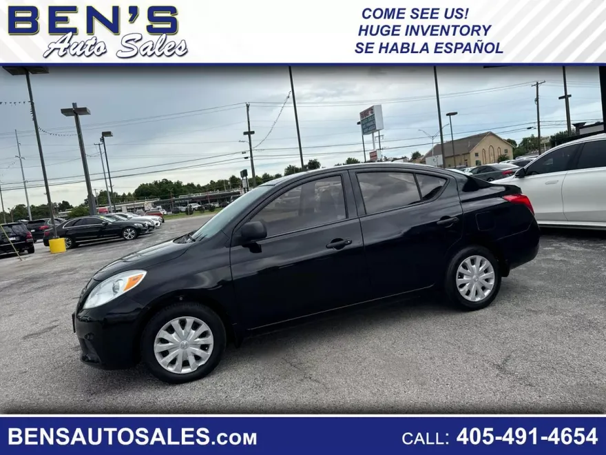 2013 Nissan Versa 1.6 S photo 1