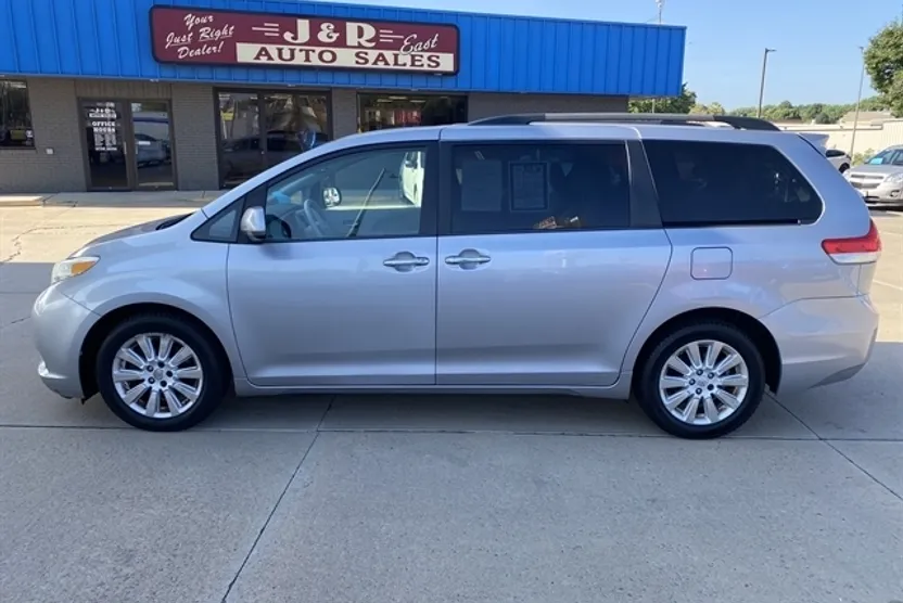 2012 Toyota Sienna XLE photo 1