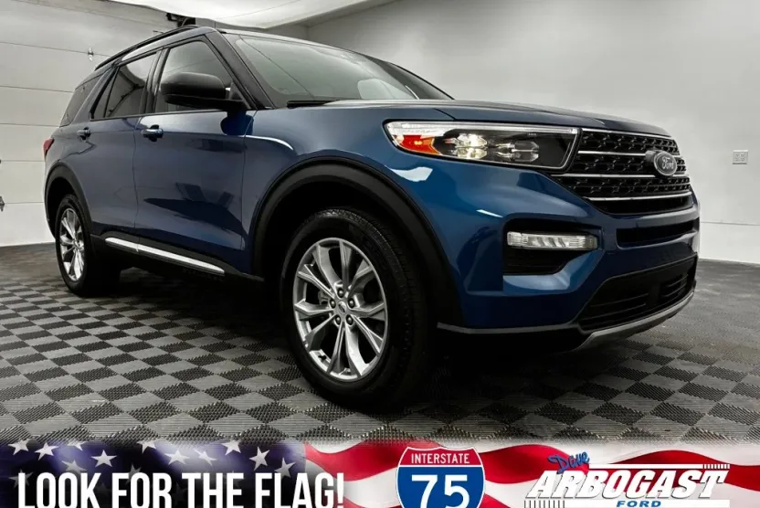 2023 Ford Explorer XLT photo 1