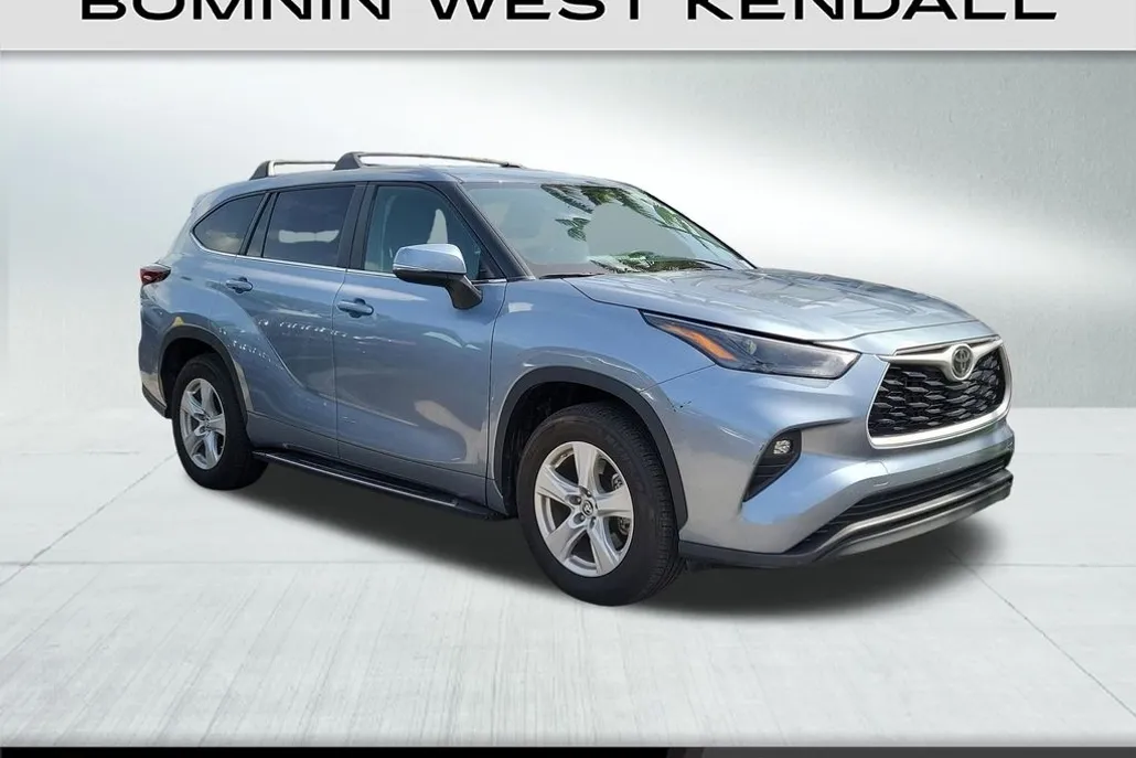 2024 Toyota Highlander LE photo 1