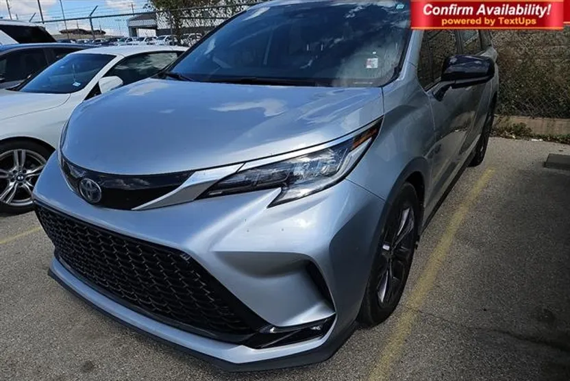 2022 Toyota Sienna XSE photo 1