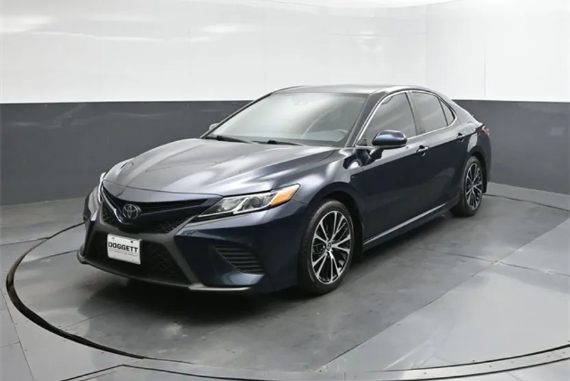 2020 Toyota Camry SE photo 1