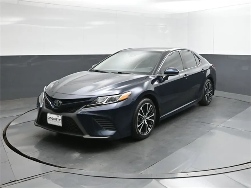 2020 Toyota Camry SE photo 1