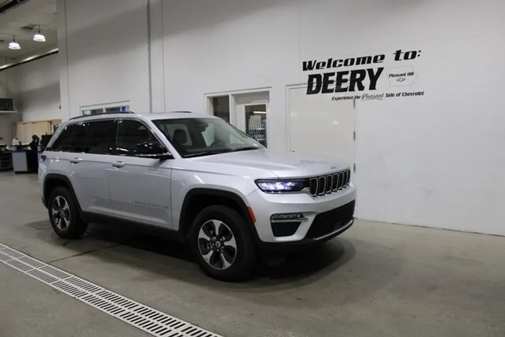 2023 Jeep Cherokee Base photo 1