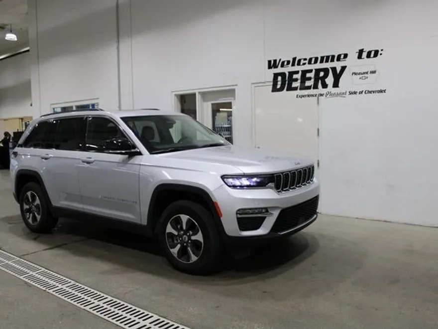 2023 Jeep Cherokee Base photo 1