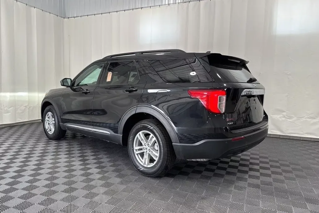 2023 Ford Explorer XLT photo 1