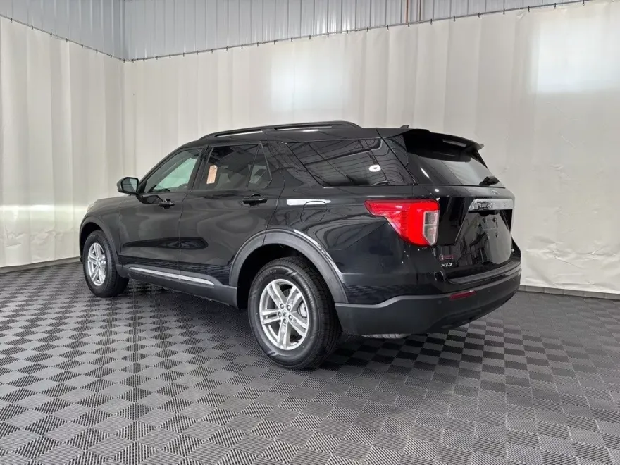 2023 Ford Explorer XLT photo 1