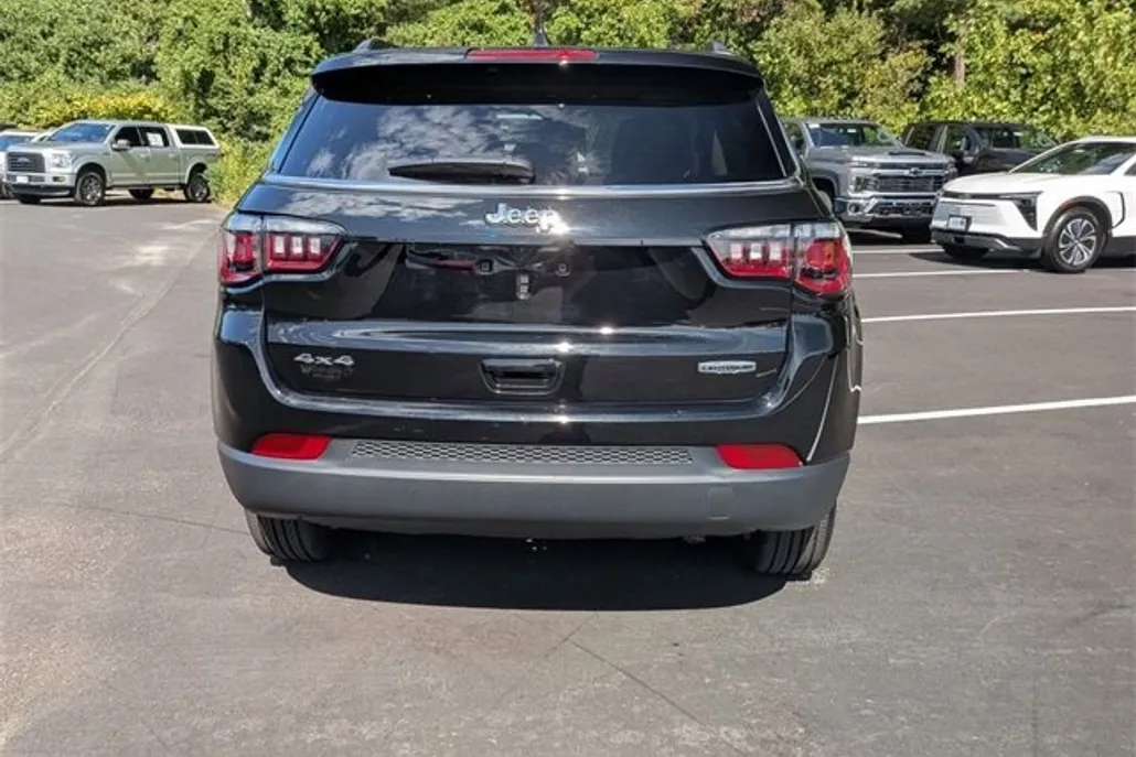 2022 Jeep Compass Latitude Lux photo 1