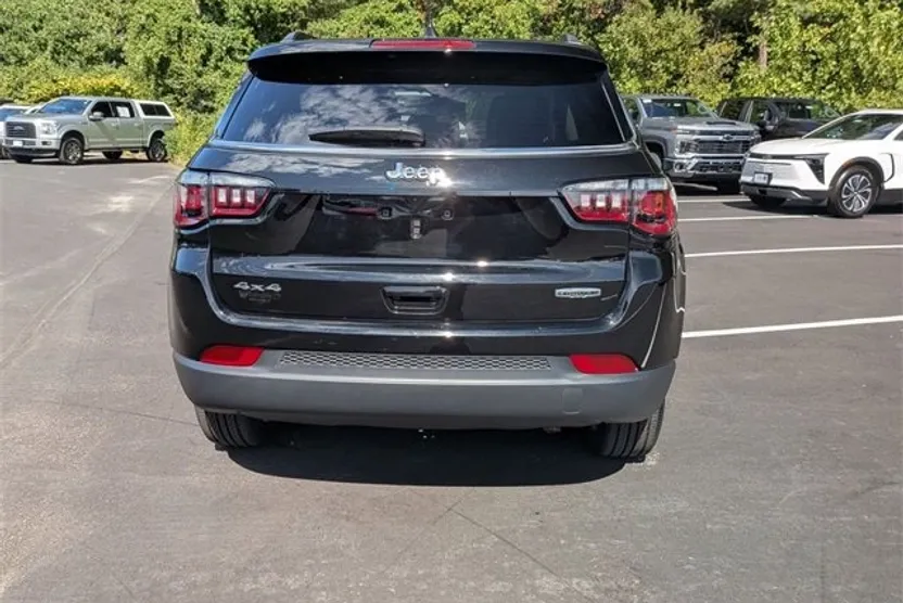 2022 Jeep Compass Latitude Lux photo 1