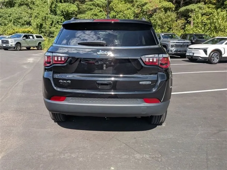 2022 Jeep Compass Latitude Lux photo 1