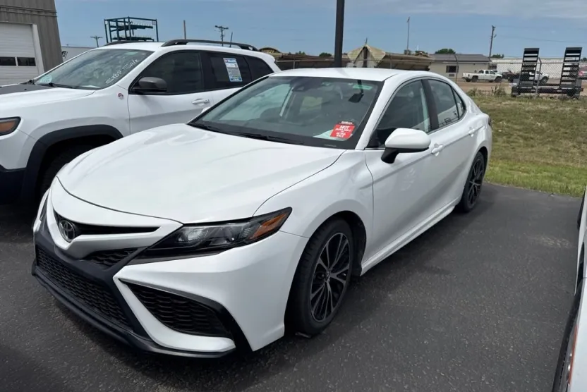 2021 Toyota Camry SE photo 1