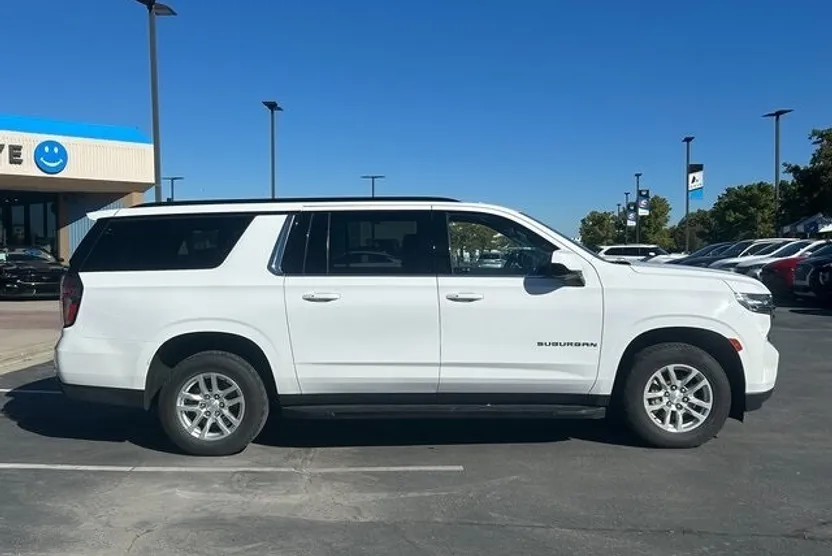 2022 Chevrolet Suburban photo 1
