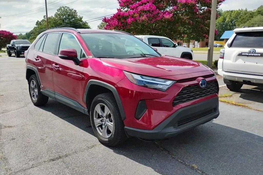 2024 Toyota RAV4 Hybrid XLE photo 1