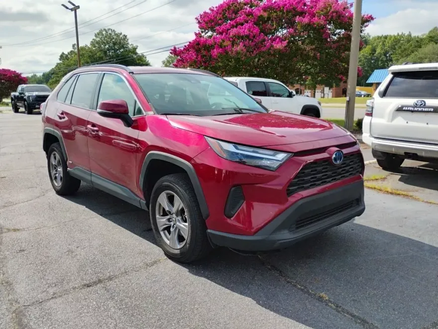 2024 Toyota RAV4 Hybrid XLE photo 1