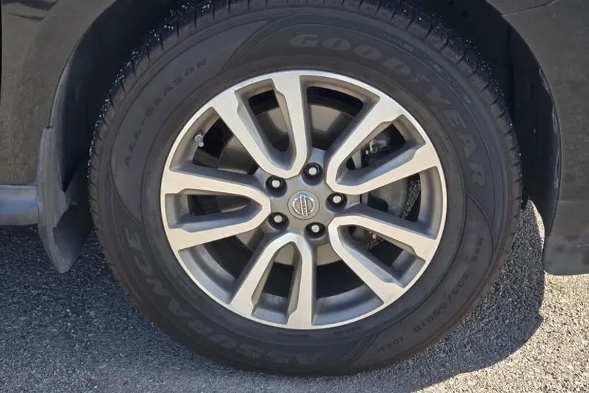 2016 Nissan Pathfinder SV photo 1
