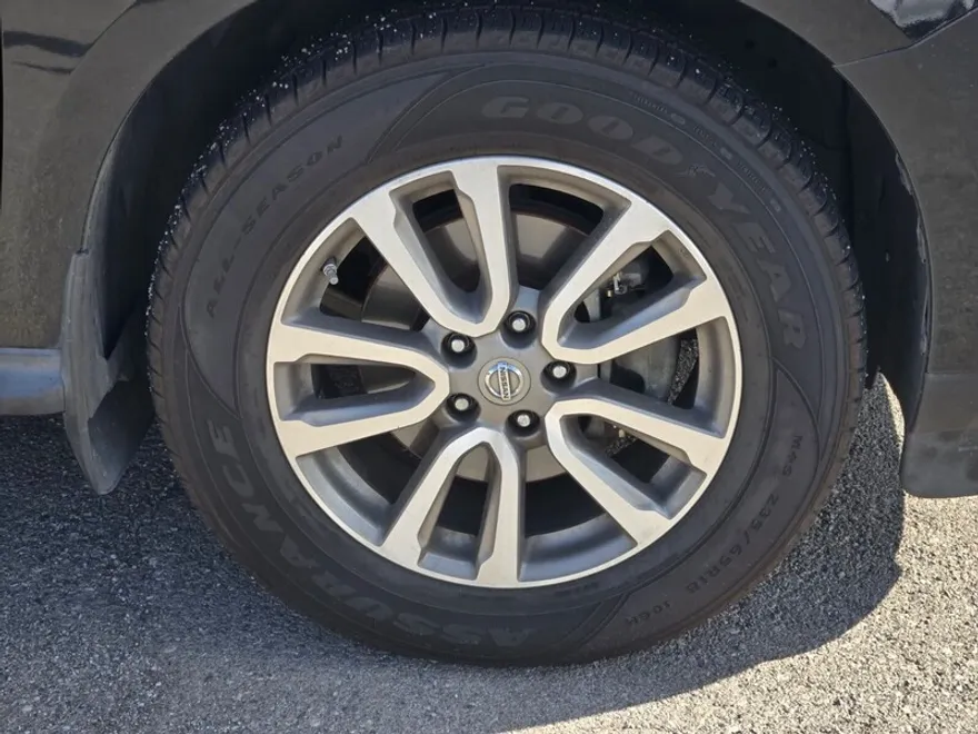 2016 Nissan Pathfinder SV photo 1