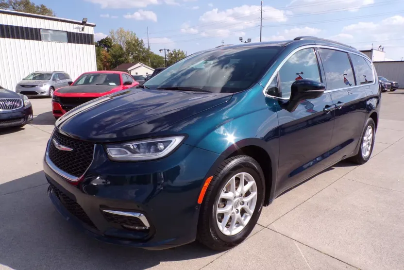 2022 Chrysler Pacifica Touring L photo 1