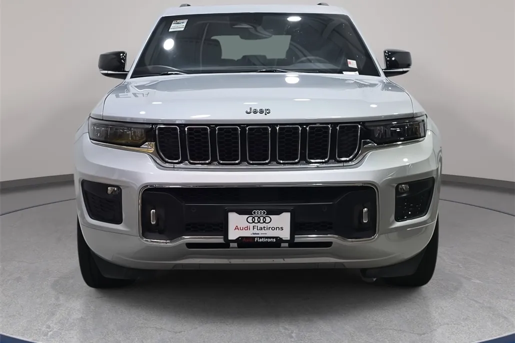 2023 Jeep Grand Cherokee Overland photo 1