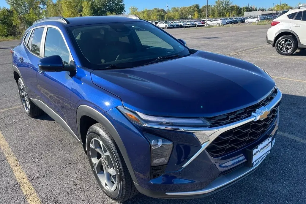 2024 Chevrolet Trax LT photo 1