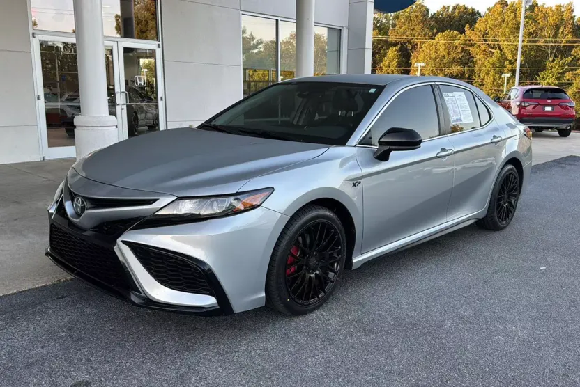 2021 Toyota Camry SE photo 1