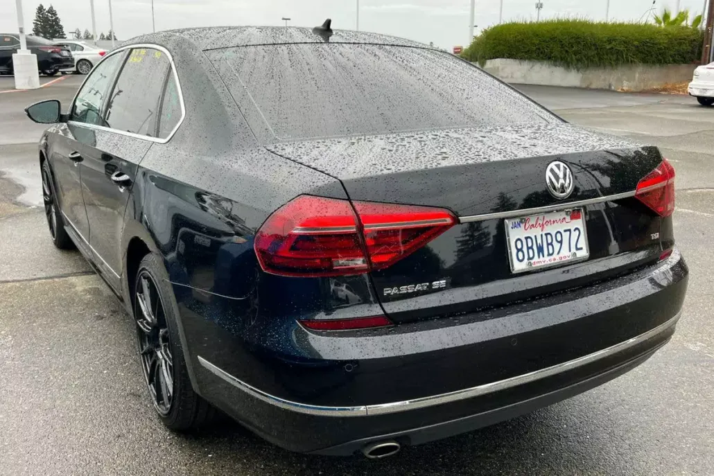 2017 Volkswagen Passat SE photo 1
