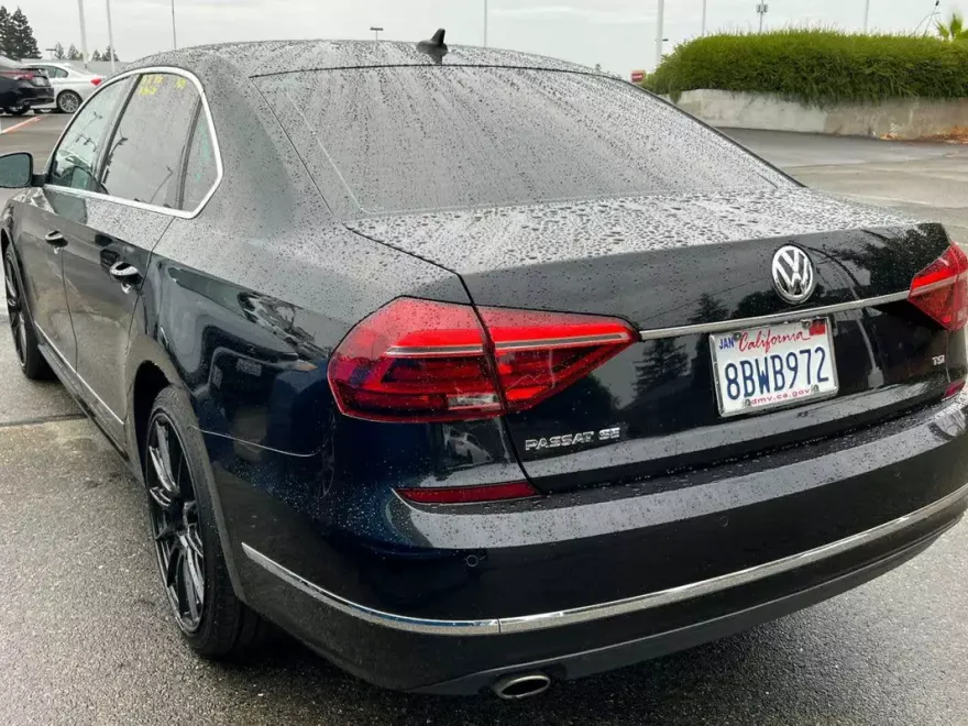 2017 Volkswagen Passat SE photo 1