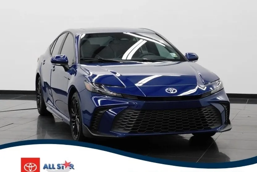 2025 Toyota Camry SE photo 1