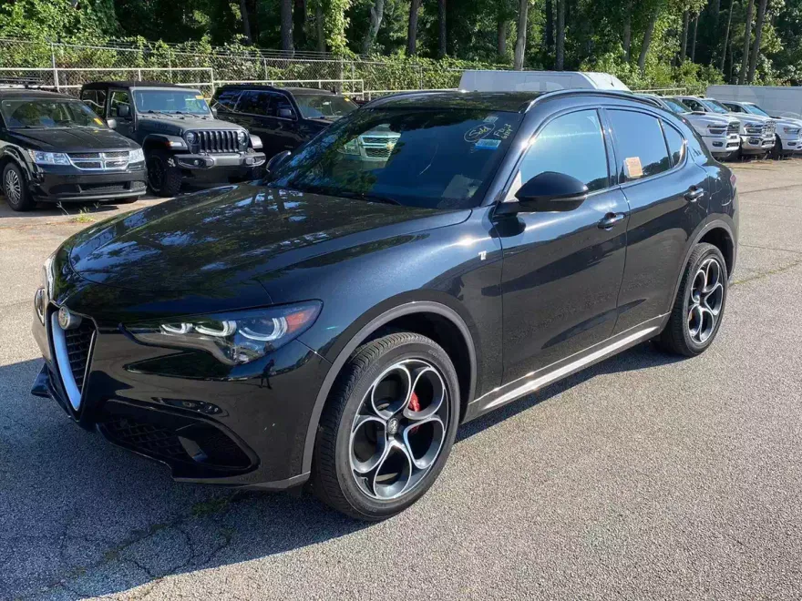 2024 Alfa Romeo Stelvio Ti photo 1