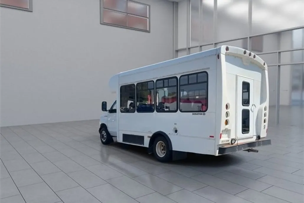 2006 Ford E-450 photo 1