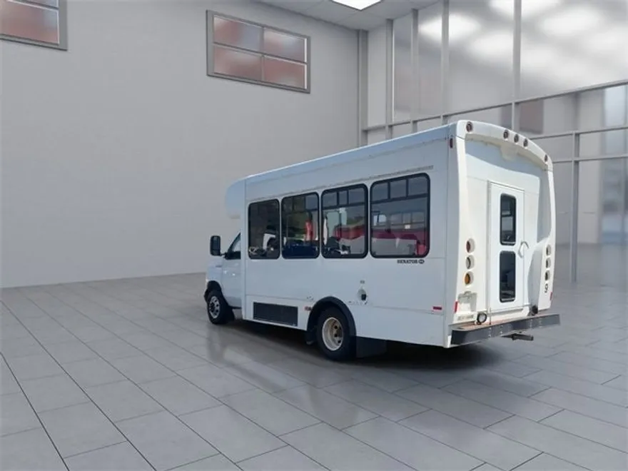 2006 Ford E-450 photo 1