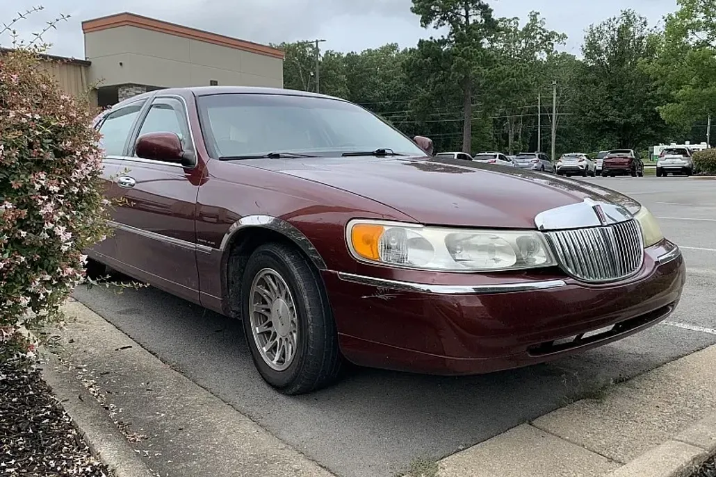 2002 Lincoln Town Car Signature photo 1