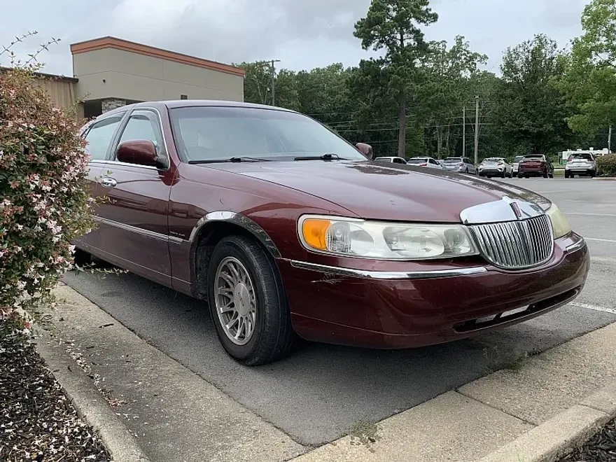 2002 Lincoln Town Car Signature photo 1