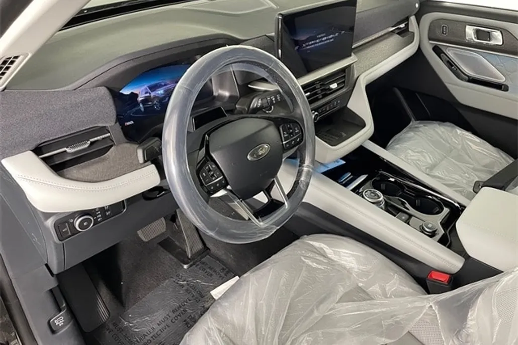 2025 Ford Explorer Platinum photo 1