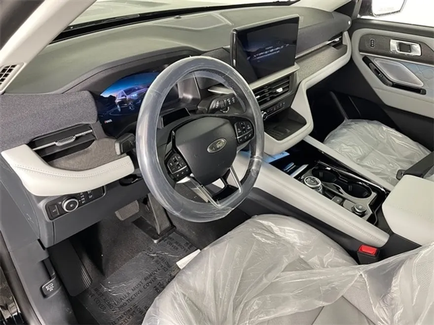 2025 Ford Explorer Platinum photo 1