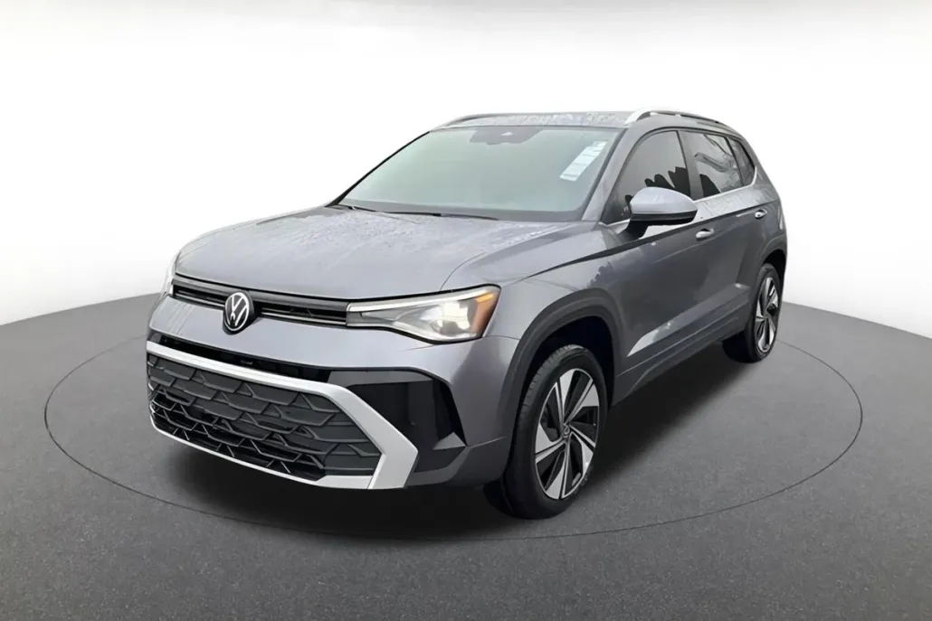 2025 Volkswagen Taos SE photo 1