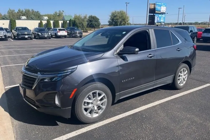 2022 Chevrolet Equinox LT photo 1