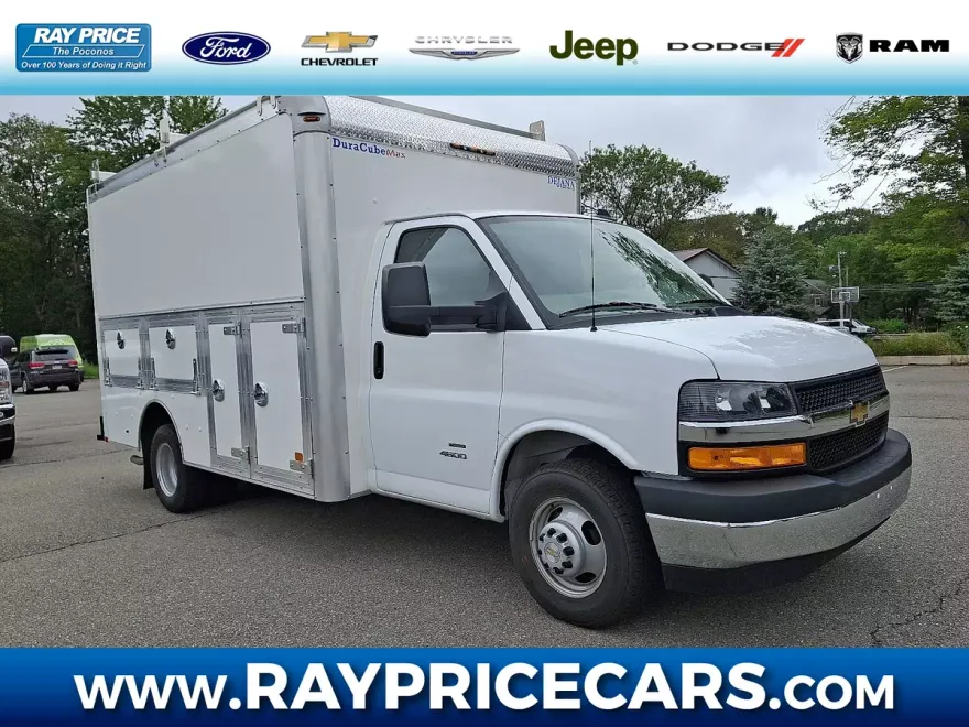 2024 Chevrolet Express Cutaway photo 1
