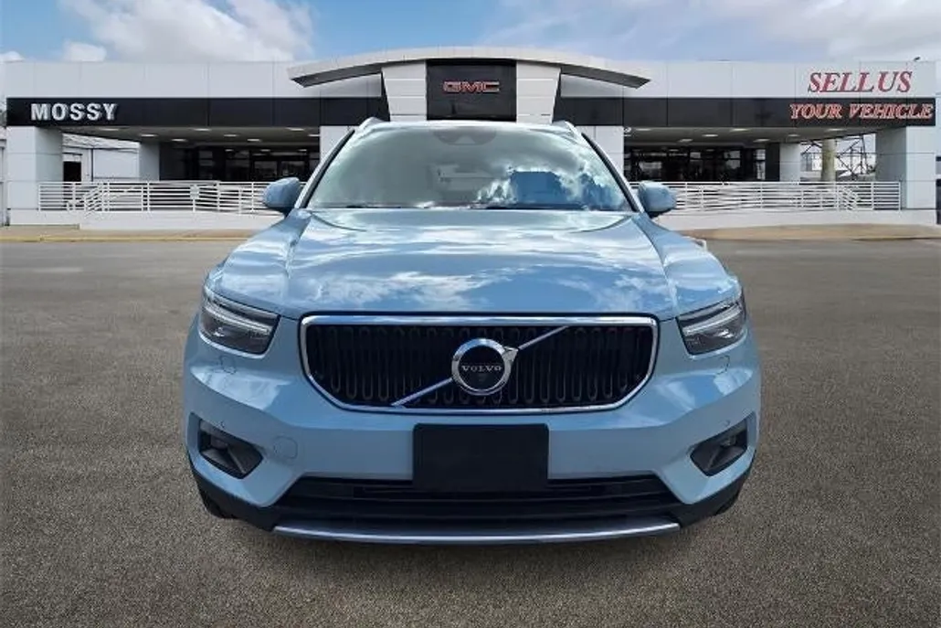 2019 Volvo XC40 Momentum photo 1