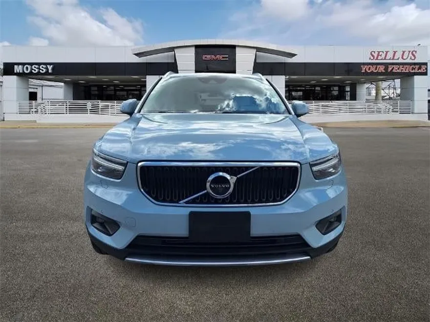 2019 Volvo XC40 Momentum photo 1