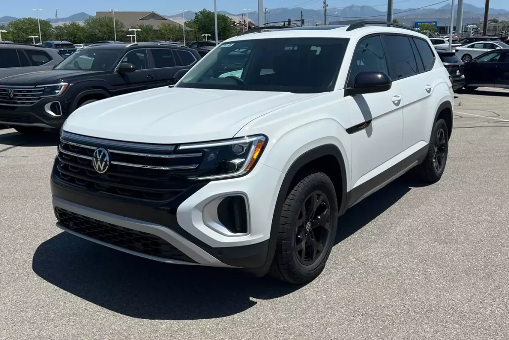 2025 Volkswagen Atlas SE Technology Peak Edition photo 1
