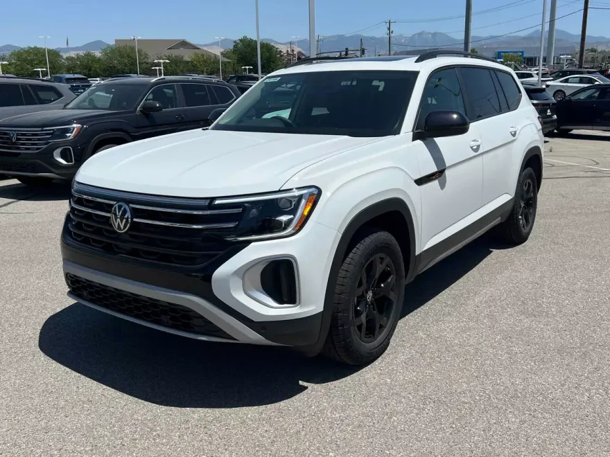 2025 Volkswagen Atlas SE Technology Peak Edition photo 1