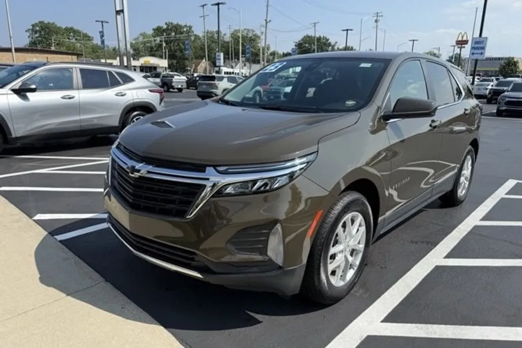 2023 Chevrolet Equinox LT photo 1
