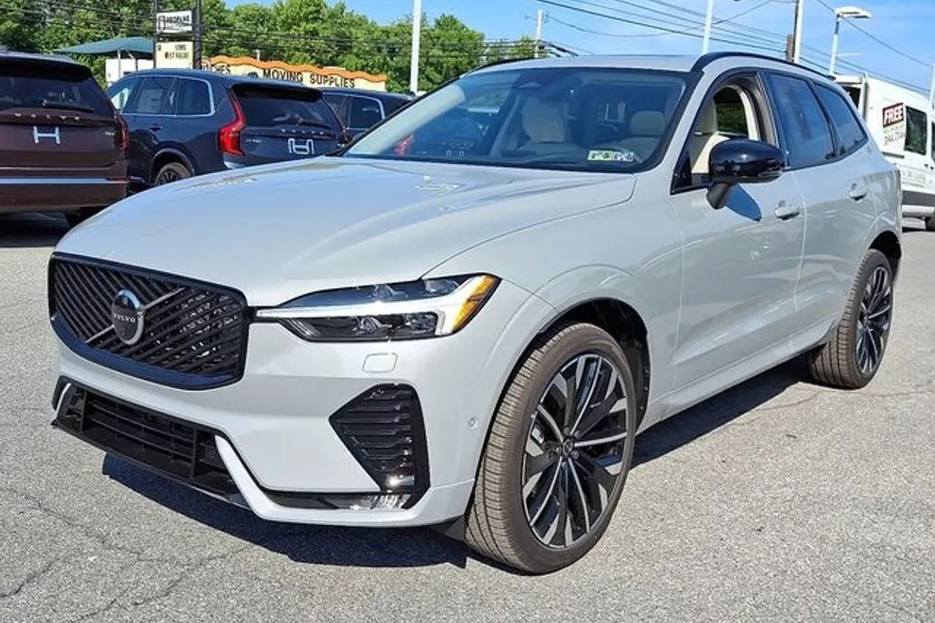 2026 Volvo XC60 B5 photo 1