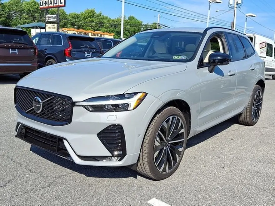 2026 Volvo XC60 B5 photo 1
