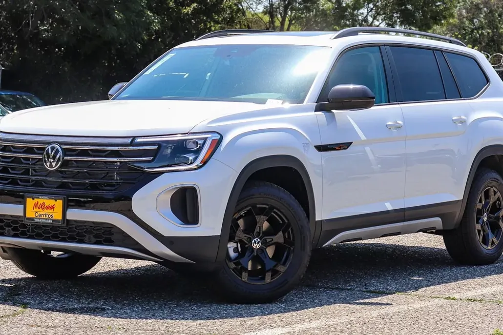 2025 Volkswagen Atlas Peak Edition SE photo 1